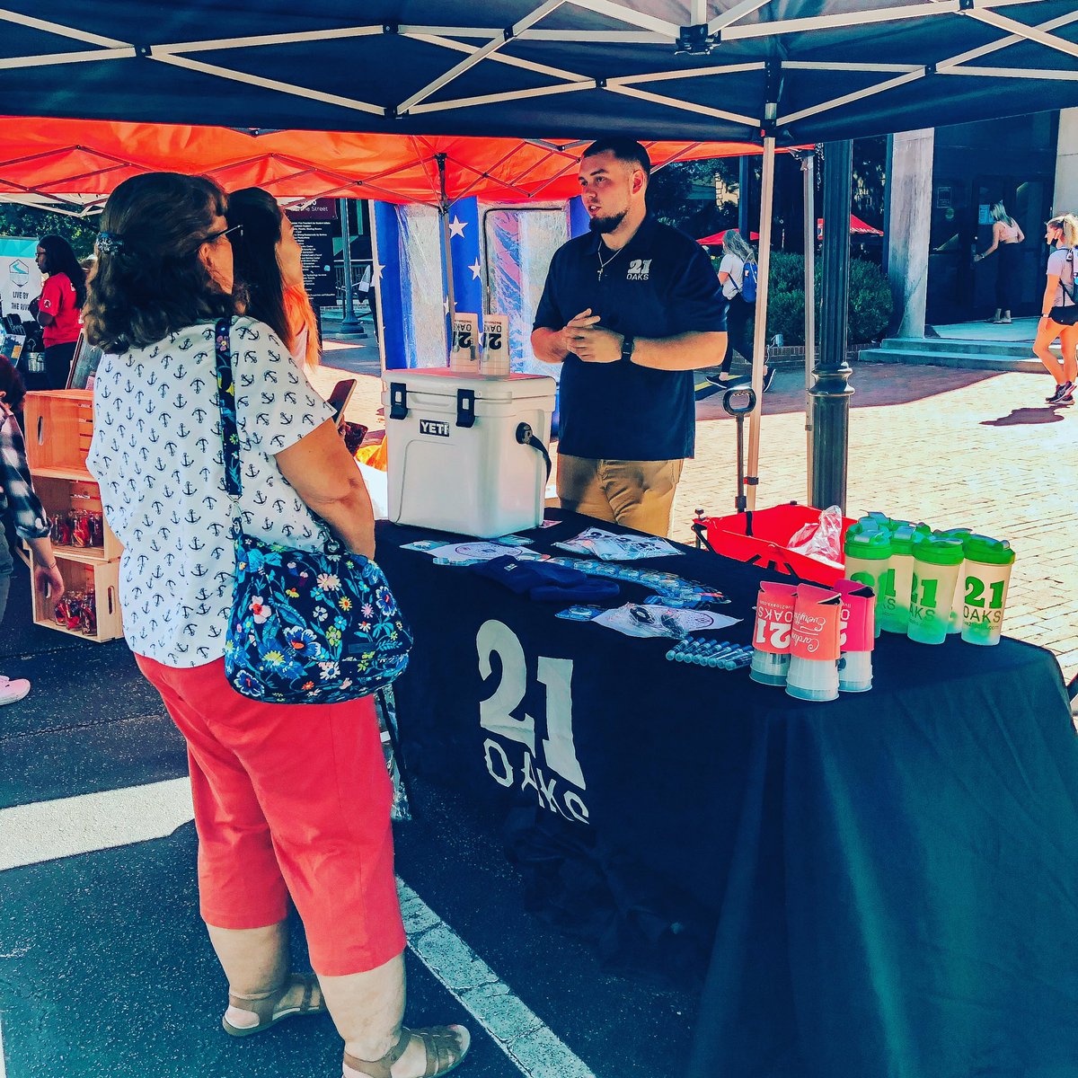 live21oaks's tweet photo. It was so great meeting everyone at the UofSC Housing Fair today! We love ❤️ telling everyone about the awesome 😎 things 21 Oaks has to offer. Remember: come by for a tour anytime during business hours! #Live21Oaks #UofSC #StudentHousing #WeAreCardinal https://t.co/ZmbW5UFa1Z