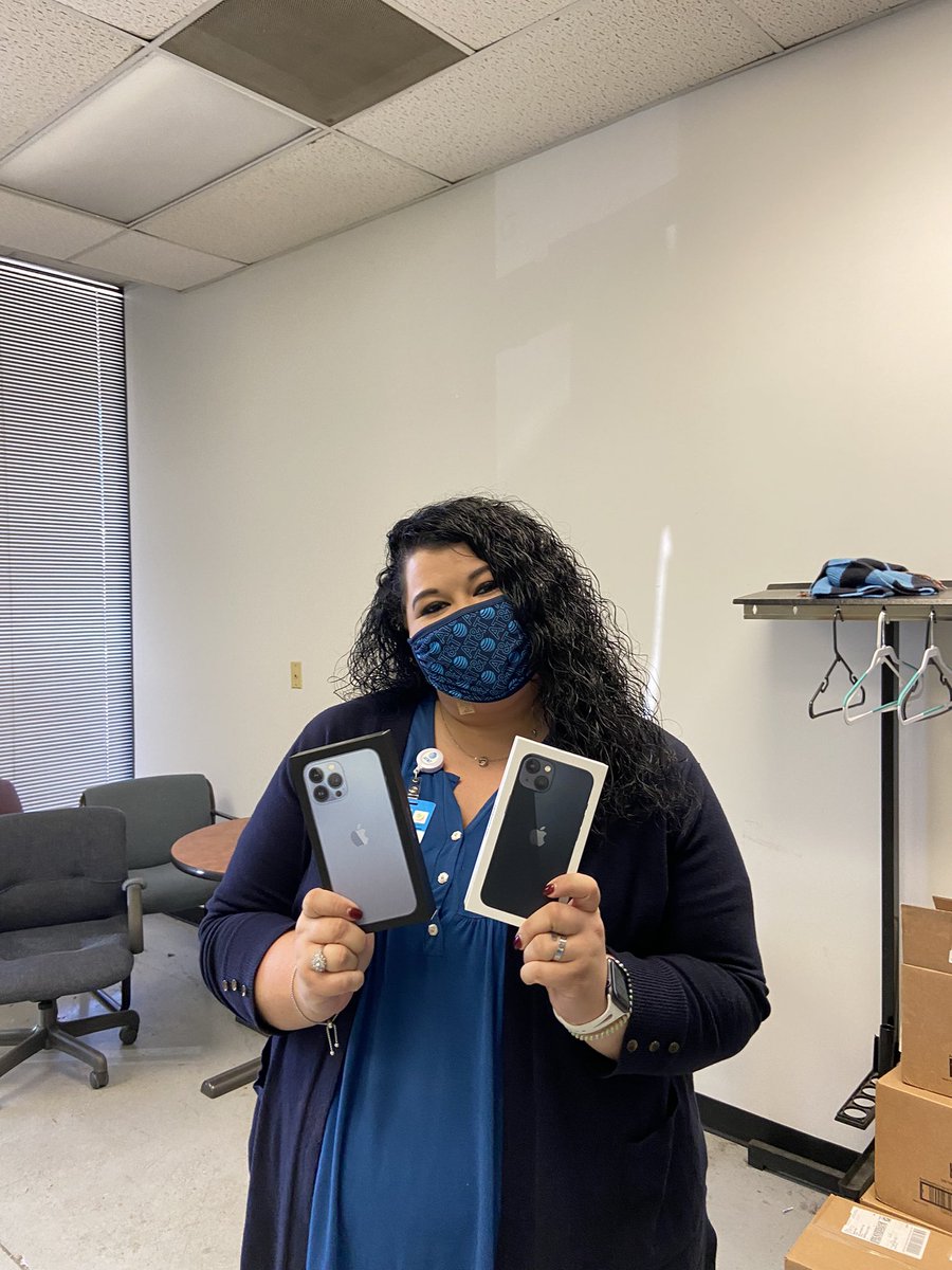 MichelleCorrad6's tweet photo. Elisa and Madison making it happen. Going to be a great iPhone launch day!!  Great job ladies @SoutheastIHX @valerie_anders1 @Eliz_landers https://t.co/RANoJ7nxjA