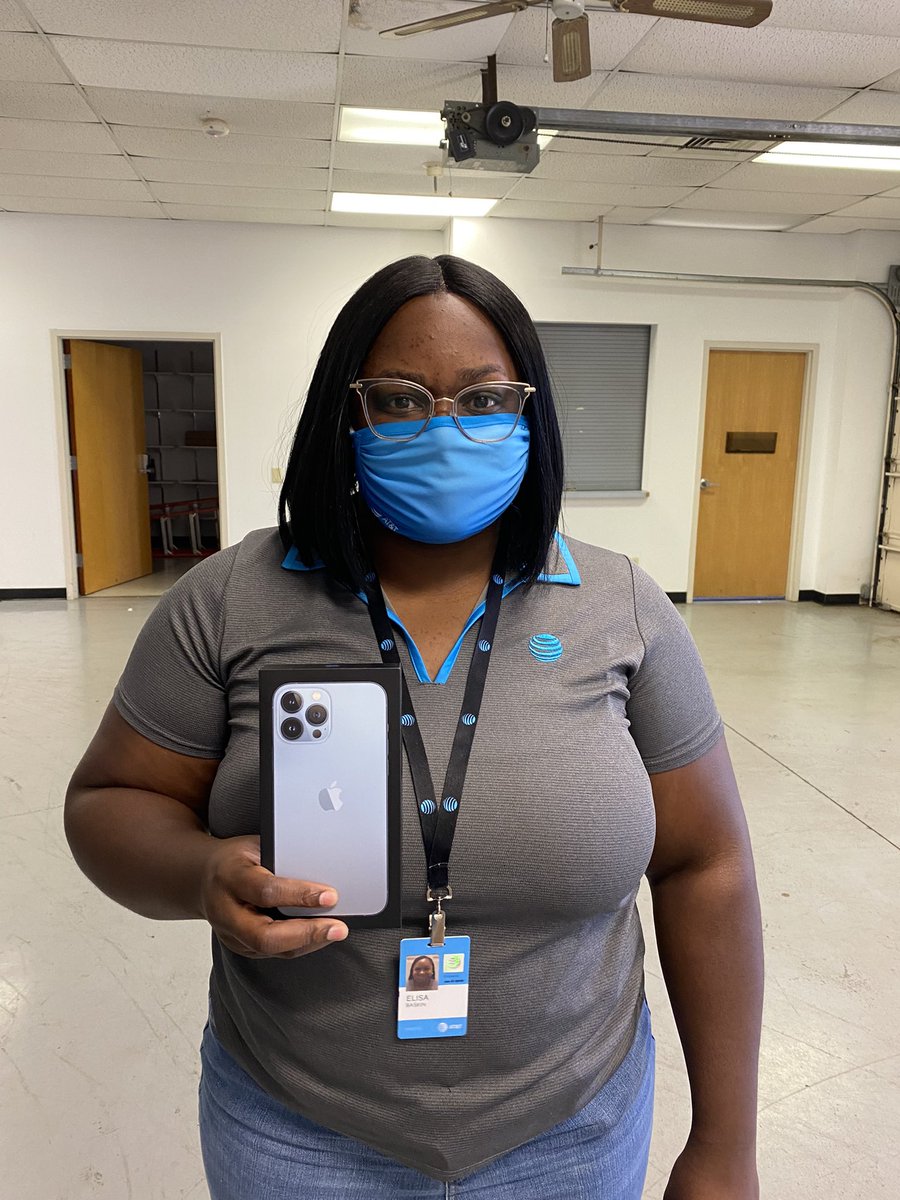 Elisa and Madison making it happen. Going to be a great iPhone launch day!!  Great job ladies <a href="/SoutheastIHX/">Southeast Hustlers IHX 👑🔆</a> <a href="/valerie_anders1/">Valerie Anders - Director ATT</a> <a href="/Eliz_landers/">Elizabeth Landers</a>