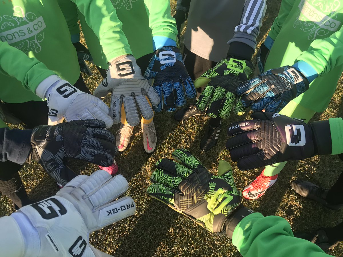 GarryLloyd1's tweet photo. Wonderful keeper session tonight with the guys. All following the master with their GK glove choice - @PROGK - #GLGK https://t.co/uFOxpKrcB6