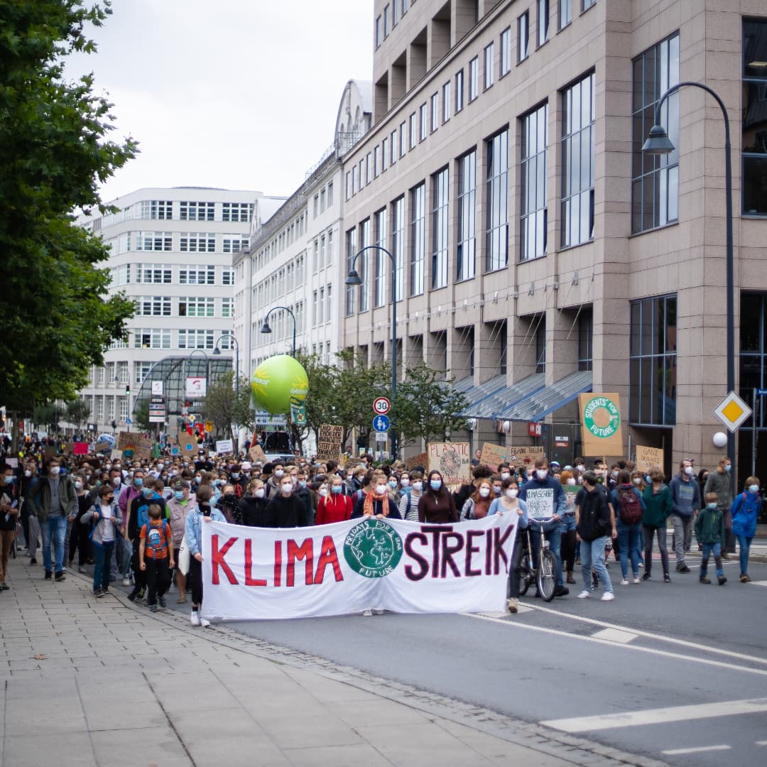 WAHNSINN😍🚀

Danke an über 1500 Menschen die heute in #Jena für eine klimagerechte Zukunft auf die Straße gegangen sind ✊

<a href="/JenaerTweets/">Jenaer Tweets</a>