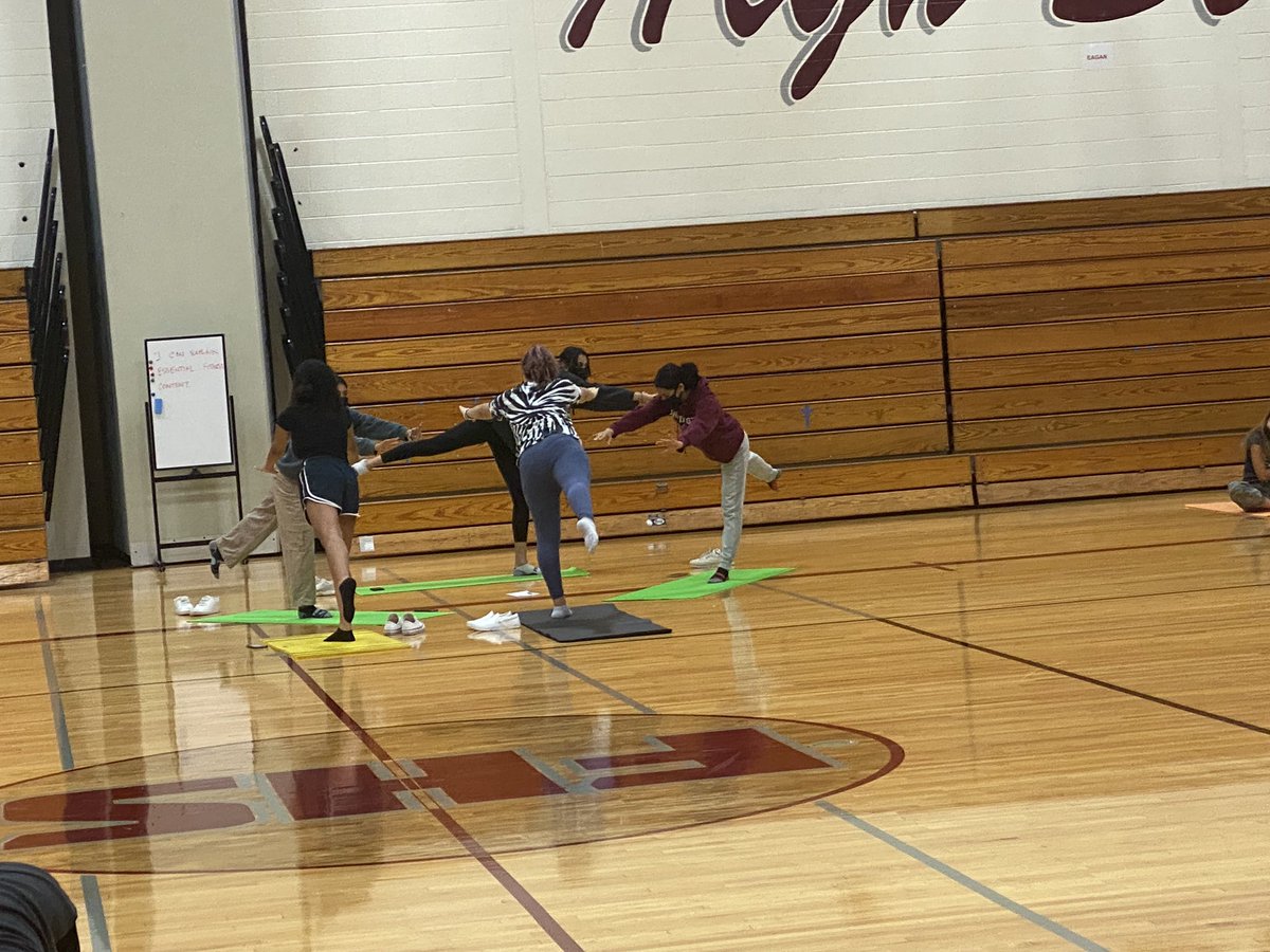 WellnessFps's tweet photo. FHS seniors leading 10th grade PE students through a mini yoga flow aimed to help improve flexibility https://t.co/PbVXf1Ubth