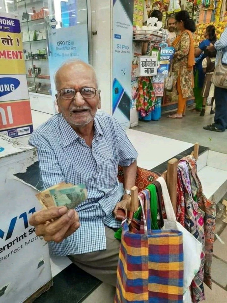 87 yr-old, Joshi Ji sells bags of ₹40-80. He buys waste cloth from sofa & curtain makers & stitches bags. He sells his bags on Phadeke Road, Dombivali, Mumbai. He doesn't have customers since sometime. Let’s make this tweet viral so that locals can buy his bags & help him. ❤️