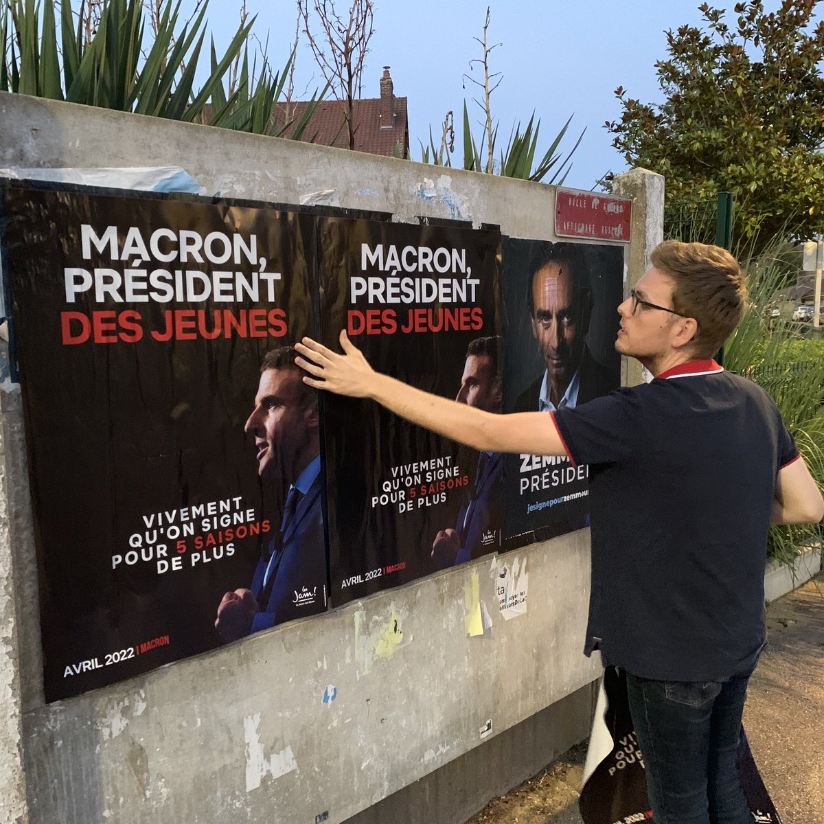Vincent_D27's tweet photo. Le week-end dernier, c’était encore du collage #MacronPrésidentDesJeunes !

Déterminé à défendre le bilan de ce quinquennat #5SaisonsDePlus et à ne laisser aucune place aux discours haineux, racistes et déclinistes du presque candidat Zemmour !

@JeunesMacron27
@EnMarche_Gisors https://t.co/9eRprLEmLU