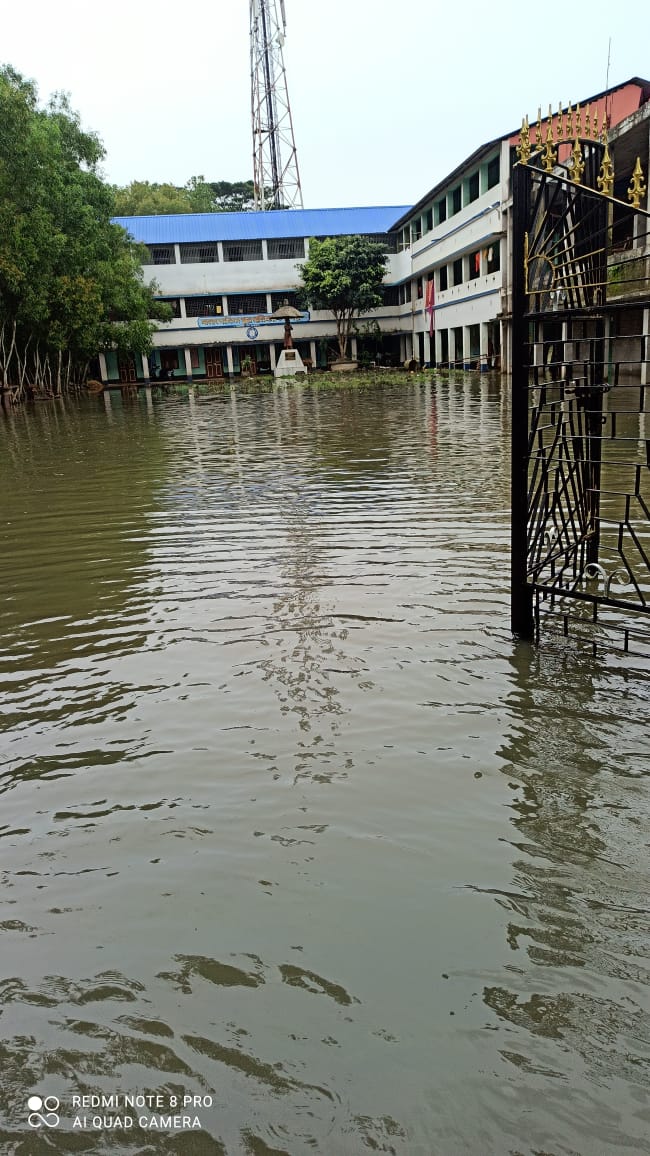 anit_maity's tweet photo. @anshugoonj  Sir please stand the flood affected people of East Medinipur of West Bengal.Present condition is very horrible. https://t.co/FSnEZgxIJX