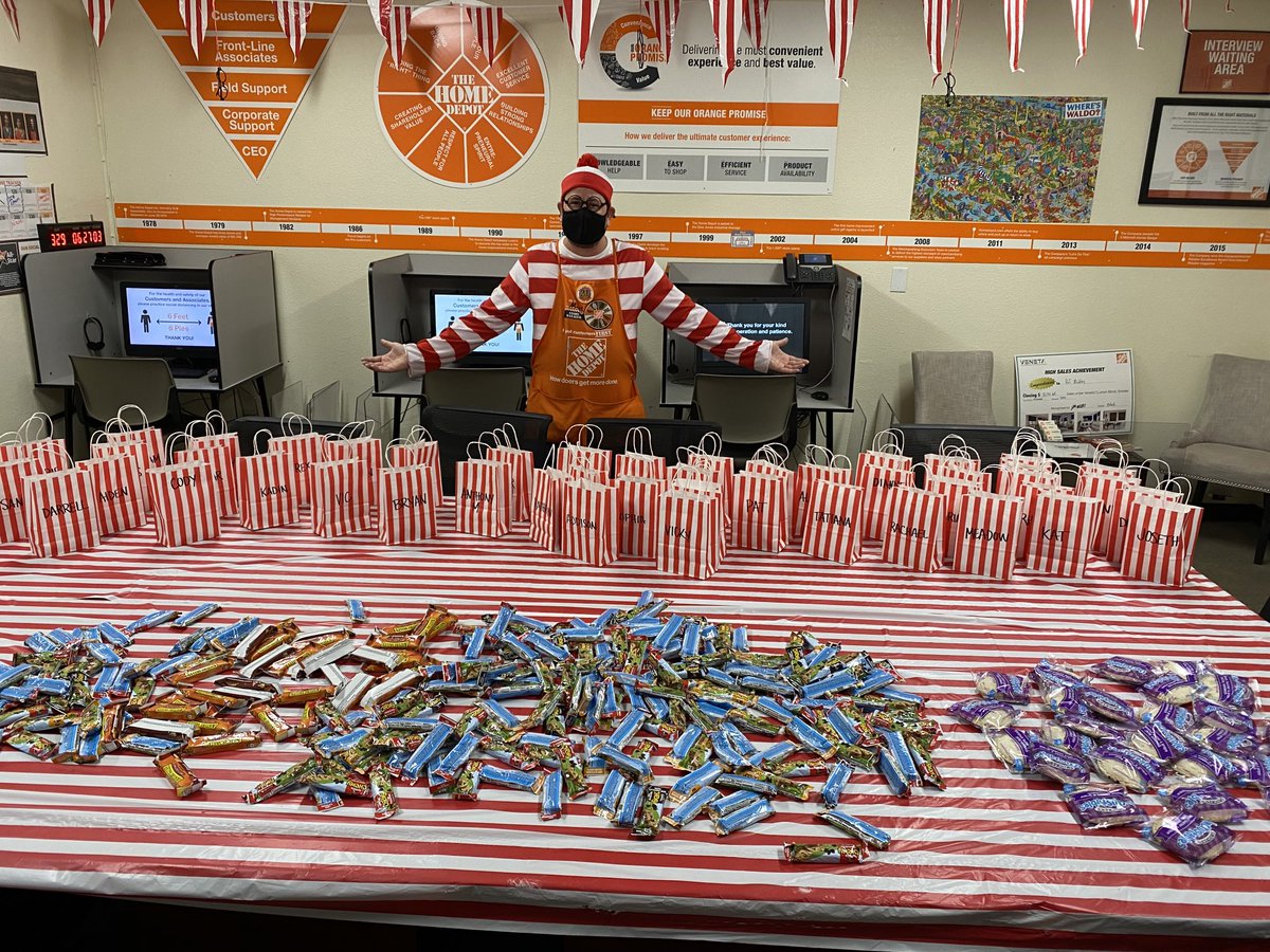 Amy09magnet's tweet photo. Where’s Waldo I mean Matt… #success sharing 3305!!! ❤️🧡 ⁦@MarkSaltarelli⁩ ⁦@MatthewPerkin14⁩ ⁦⁦ https://t.co/wqjehPJFIZ