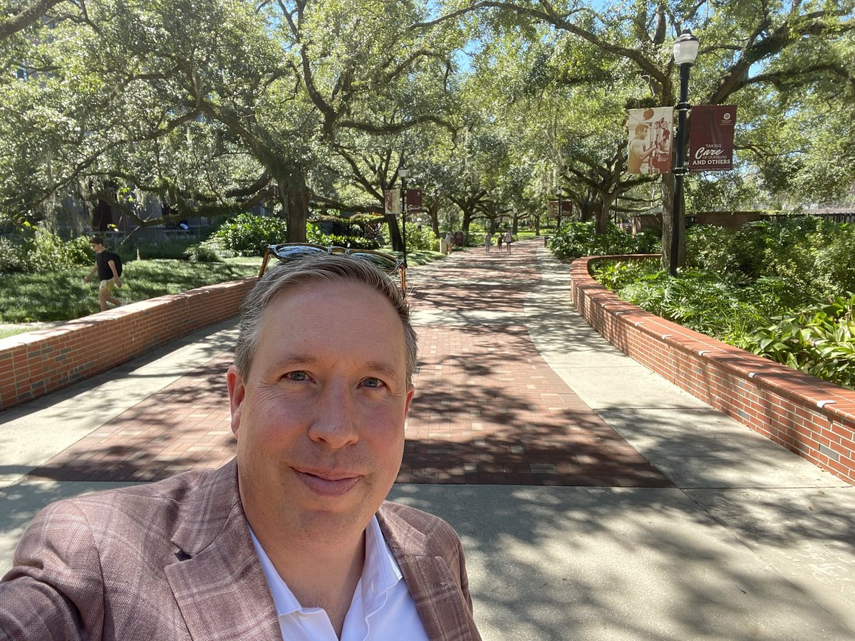 TimChapin's tweet photo. Not sure I’ve see the @floridastate campus ever look as beautiful as in today’s early Fall sunshine. @FSUCOSS Alumni, if you haven’t been back for a while you need to come visit. #ProudDean #FallSunshine https://t.co/BsEEdZRlWa