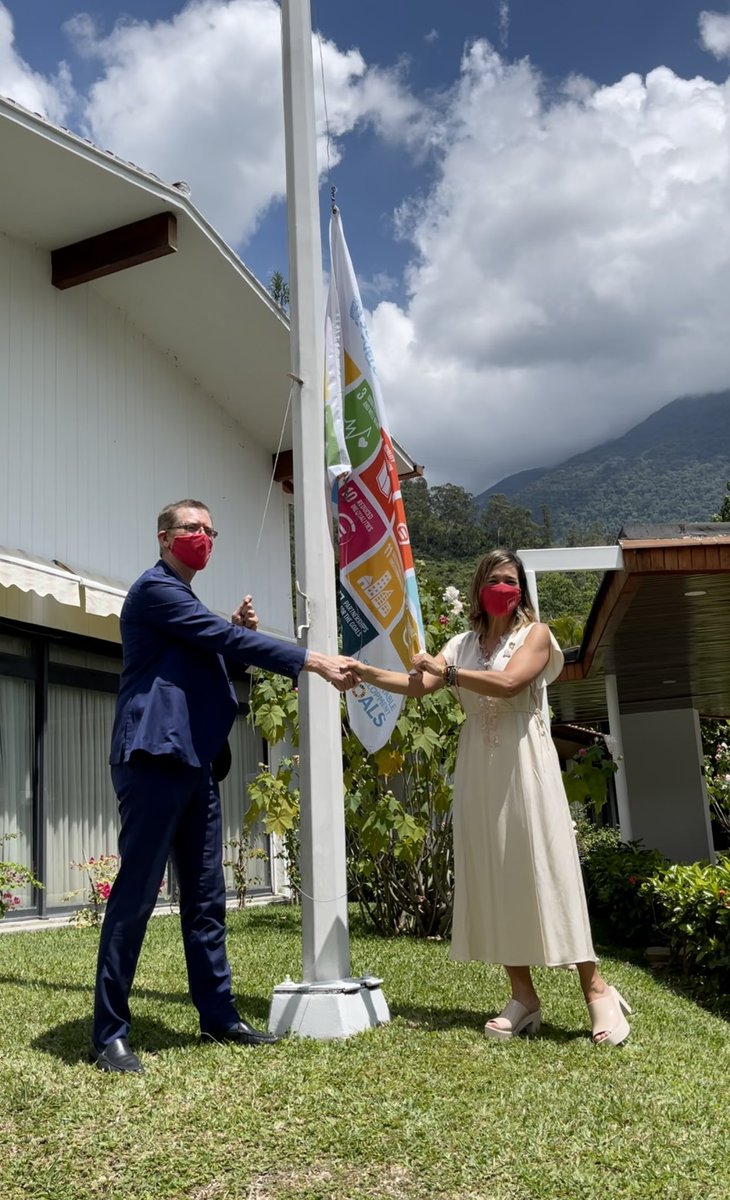 Dándole la mano al Embajador del Reino de los Países Bajos