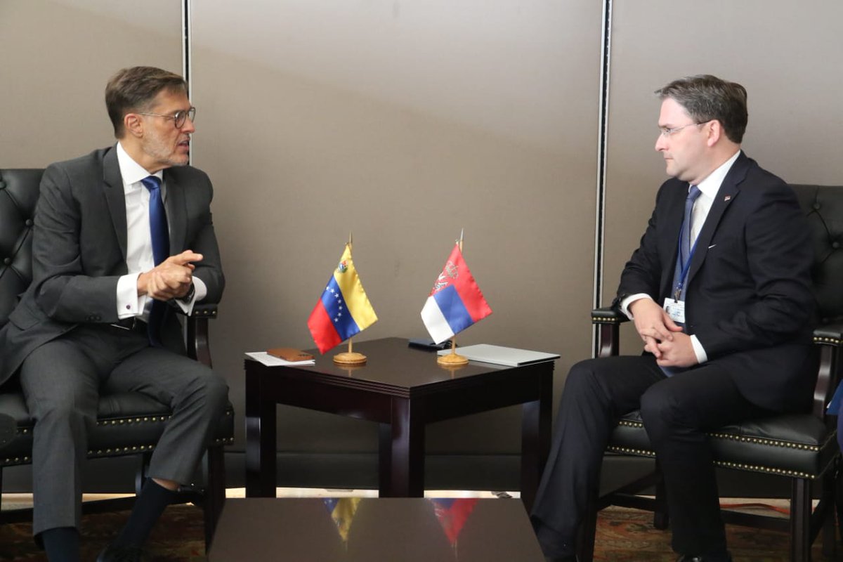 plasenciafelixr's tweet photo. Grato encuentro con el Canciller de Serbia, Nikola Selaković, con quien repasamos los temas de nuestra agenda bilateral y multilateral, con la mirada puesta en la próxima reunión del MNOAL que se celebrará en Belgrado en octubre 2021 🇻🇪🤝🇷🇸 https://t.co/wiCiXTVyLY