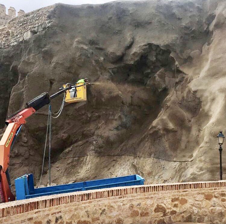 Arnabat_Group's tweet photo. 🔲Imágenes de la empresa #NiveladosAutonivelante relativos a las actuaciones en un #talud de 15 metros de altura con #gunita pigmentada, recogidas por la televisión local de #Antequera. En la obra se ha utilizado la maquina BH SMAX 150/700 de #GrupoArnabat. #Gunitado https://t.co/YmQT971amY