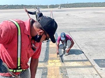 mintransporteve's tweet photo. #MPPTInforma ✈️🤝La fuerza trabajadora del @IAIM_VE realizó remoción de pintura de la línea TCL de los puestos de estacionamiento de aeronaves N°23 y 24, atendiendo al plan de mantenimiento constante de espacios del principal aeropuerto de Venezuela
@NicolasMaduro @HAbreuMRT https://t.co/1Hb2so2Zyo