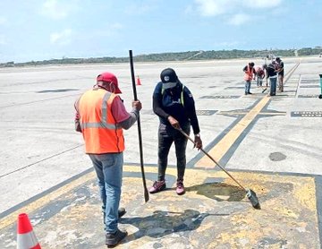 mintransporteve's tweet photo. #MPPTInforma ✈️🤝La fuerza trabajadora del @IAIM_VE realizó remoción de pintura de la línea TCL de los puestos de estacionamiento de aeronaves N°23 y 24, atendiendo al plan de mantenimiento constante de espacios del principal aeropuerto de Venezuela
@NicolasMaduro @HAbreuMRT https://t.co/1Hb2so2Zyo