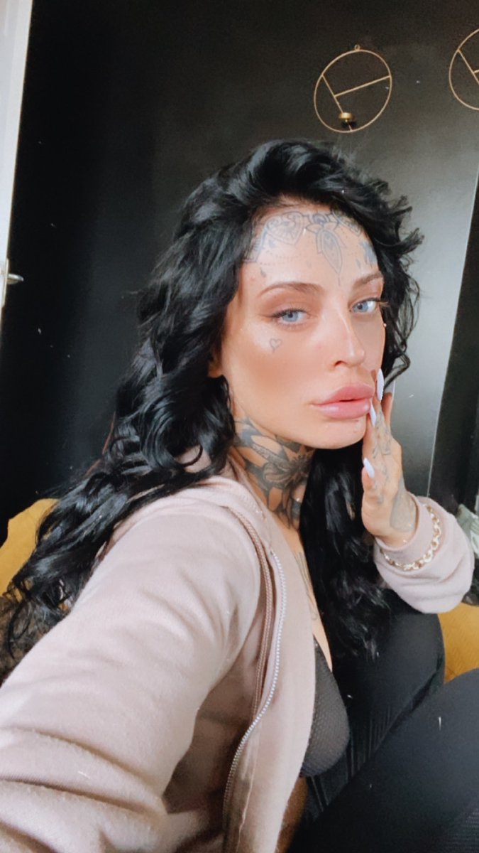 KayybullRose's tweet photo. That mood before you’re about to do a full face of makeup 😂💄✌🏼 https://t.co/8tDWUcFw9E