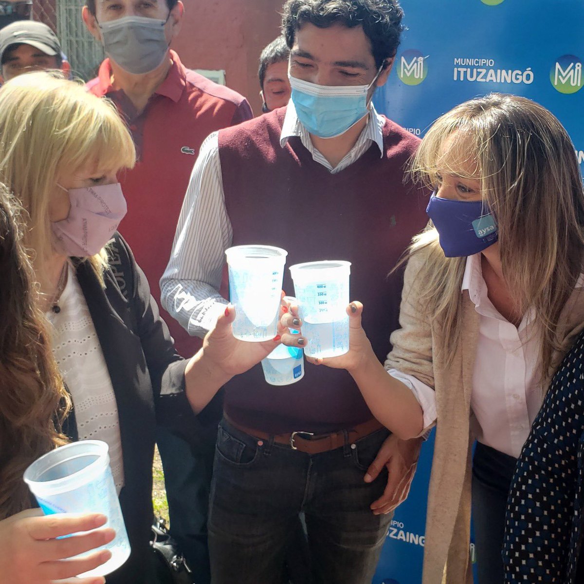 carlosacuna81's tweet photo. Esta mañana recibimos en la localidad de #Udaondo #Ituzaingó, la visita de la presidenta de @AySA_Oficial  @MalenaMassa 
Con el objetivo de llevar a cabo la habilitación de la Red Secundaria de agua potable. https://t.co/YStZLuYCfF