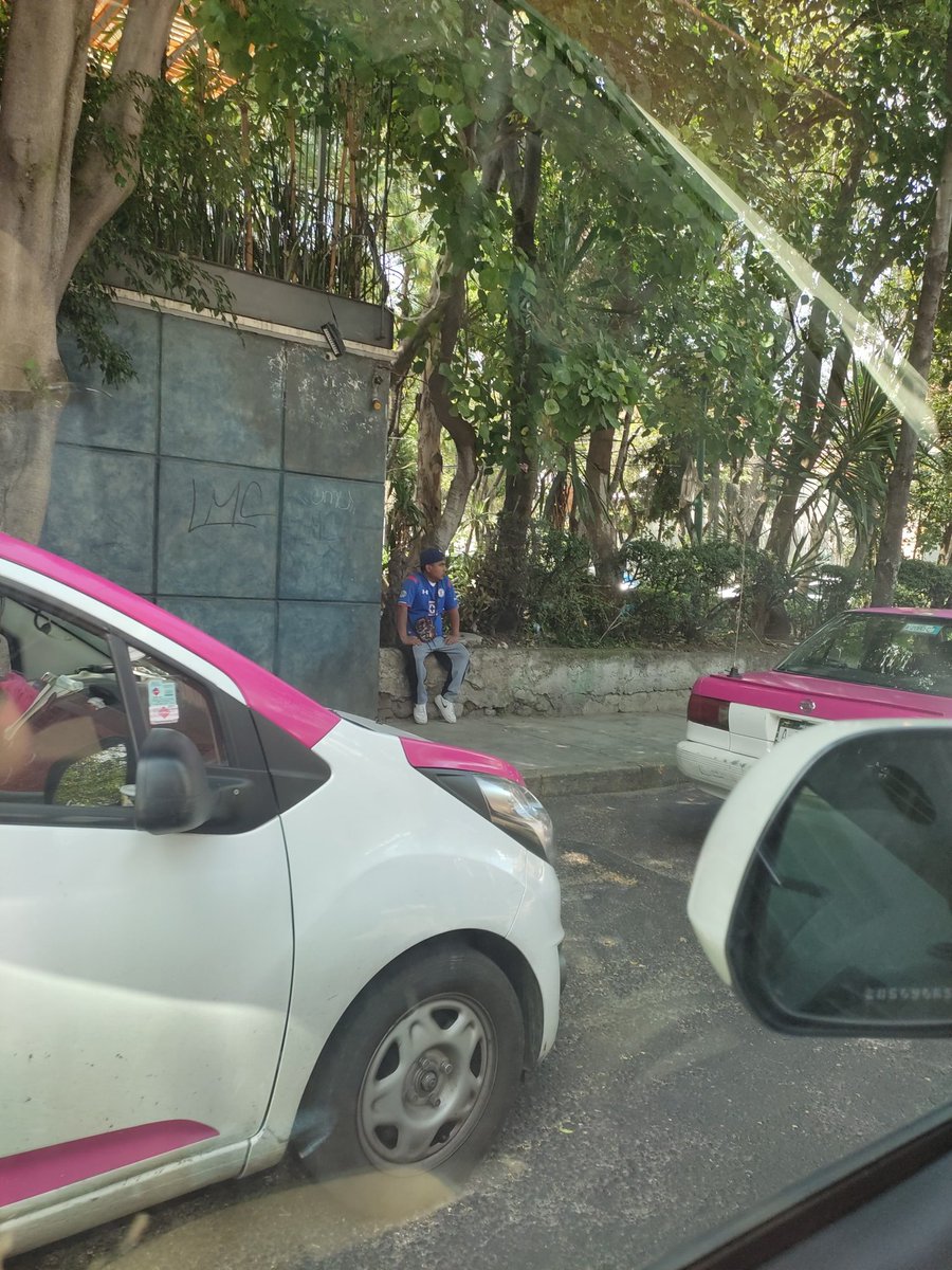 aletzmj's tweet photo. @OVIALCDMX @C5_CDMX @SSC_CDMX @LaSEMOVI no está prohibido apartar lugares en vía pública? Estos señores cobran hasta 40 pesos por dejarte estacionar en la calle y esto pasa todos los días en la calle Melchor Ocampo en la col. Tizapán San Ángel detrás de la clínica 8 del IMSS. https://t.co/hgOuYDCZAh