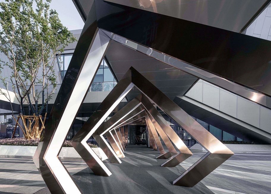 Greenland Group Project of the Month features Greenland Star City Light Tower. The site is located in the main urban area of Changsha at the bend of the Liuyang River, which surrounds the site in three sides.

#architecture #ultrahighrise #realestate #changsha