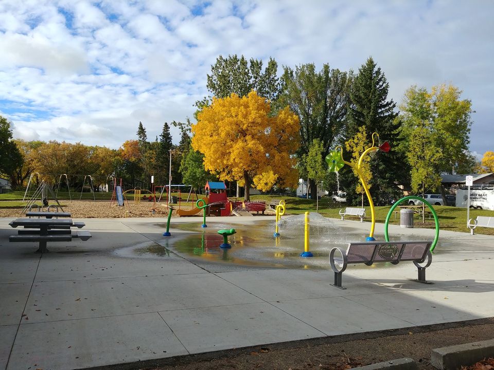 EFCL's tweet photo. LEAGUE SPOTLIGHT: @BeaconHeightsCL volunteers offer their community a weekly coffee meet-up, urban poling, a @MensShedsYEG program, children and senior programming, two rinks and a community hall. Tomorrow they're celebrating #CLDay21.
#Community #BeaconHeights #YegCLs https://t.co/LGukNO4iYC