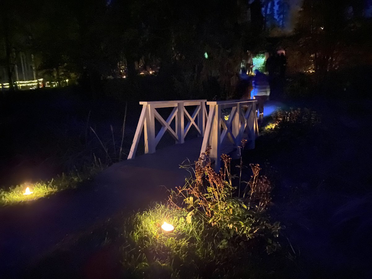 #valonjamusiikinilta Kärkölän Huovilanpuistossa. Tunnelmallinen perjantai-ilta paikallaan