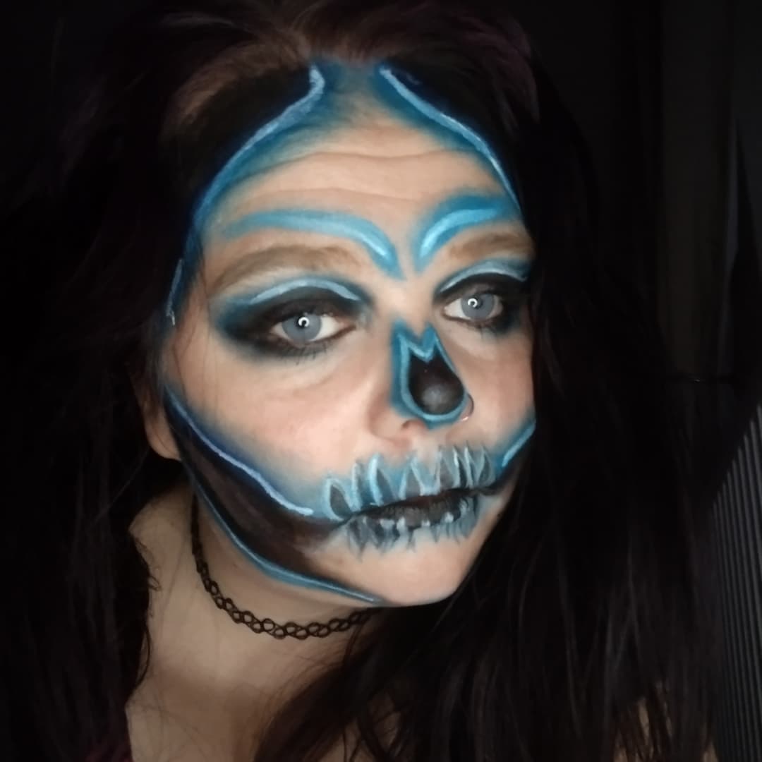 Day 1.. electric blue 💙
For the rest of September to get us into the spooky season I'm going to be doing a neon skull series 💀💀

I used
@W7makeup black eye base
@w7makeupuk Mardi gras palette
@BarryMCosmetics hivis water activated liners
@elfcosmetics lash it loud mascara