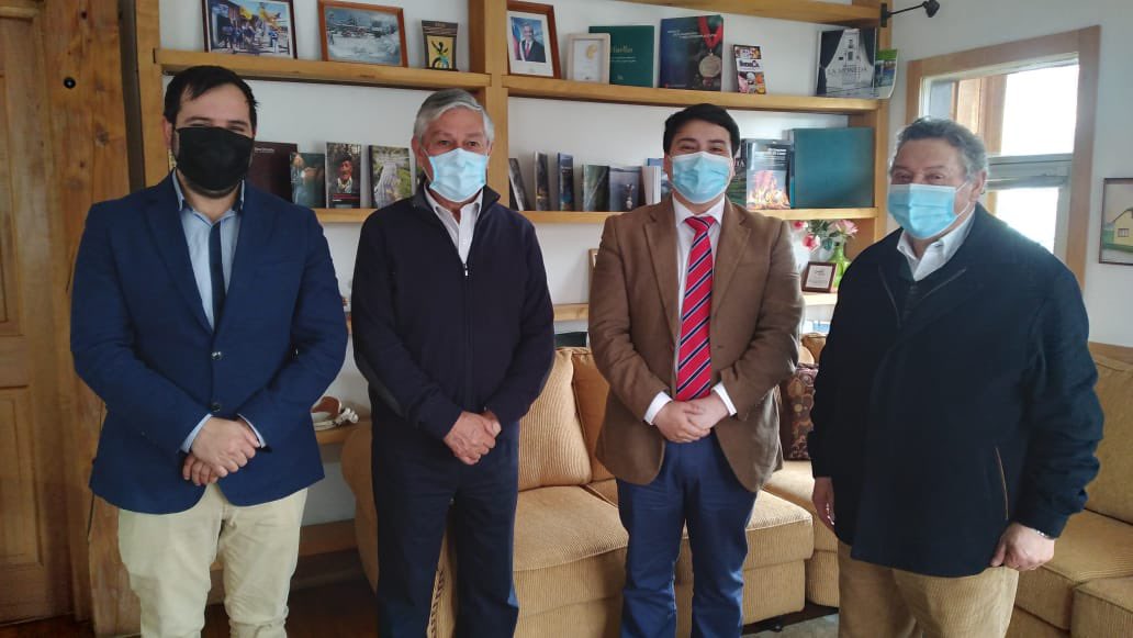 Sector #pesqueroartesanal 🐟🐠cumple rol fundamental en el desarrollo regional. Por ello, nos reunimos con concejales #LasGuaitecas, Juan Carlos Vargas y Luis Miranda, quienes expusieron inquietud de pescadores por extracción cuota erizo, entre otras materias. <a href="/SenadoresUDI/">Senadores UDI</a>