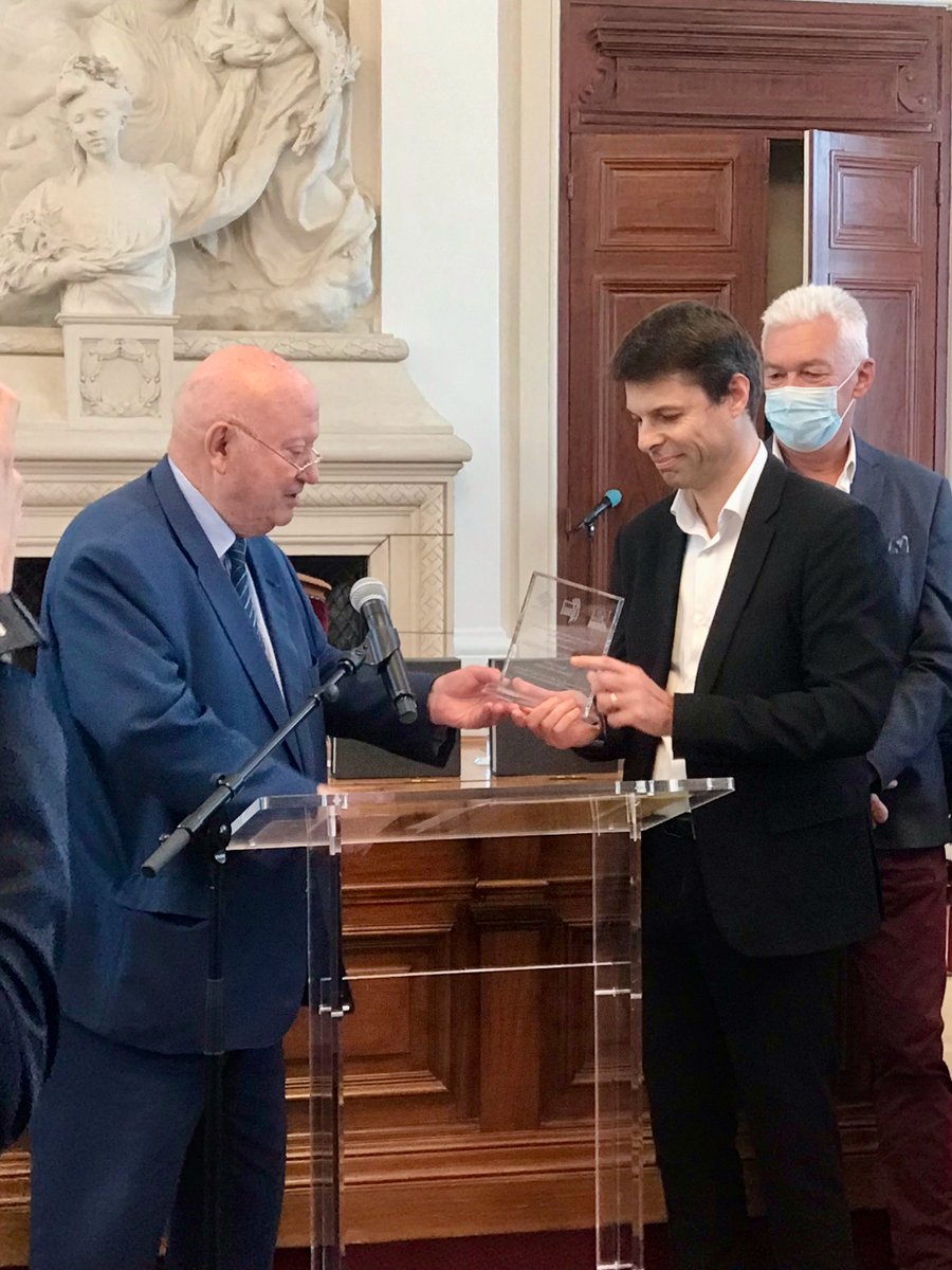 camusyan's tweet photo. Très touché et fier d'avoir reçu ce trophée de la solidarité 2021. Un grand merci à @ASantini_Issy @GuilcherIssy @Issylesmoul et Issy Solidaires 😀 https://t.co/72SRqFToOG