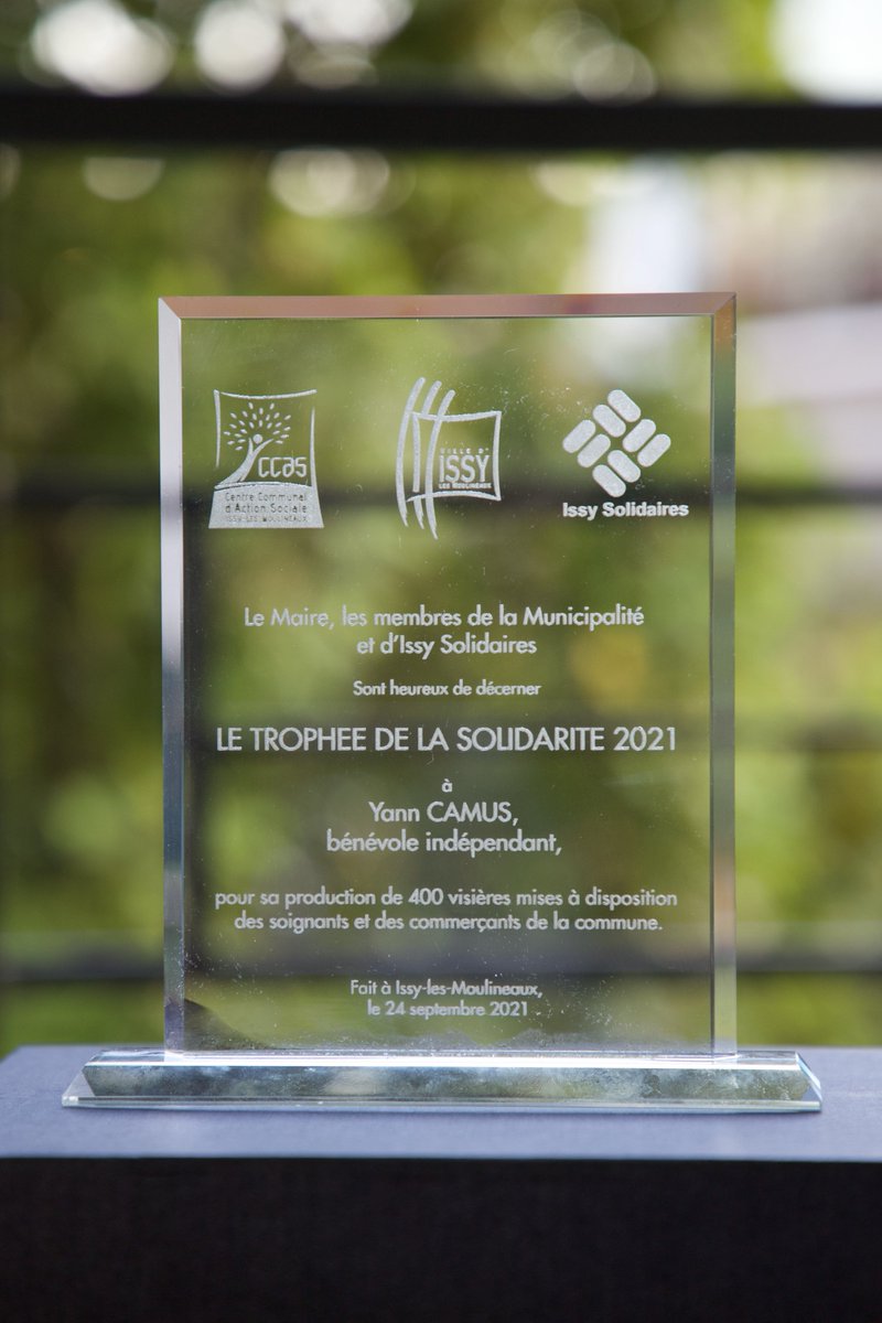 camusyan's tweet photo. Très touché et fier d'avoir reçu ce trophée de la solidarité 2021. Un grand merci à @ASantini_Issy @GuilcherIssy @Issylesmoul et Issy Solidaires 😀 https://t.co/72SRqFToOG