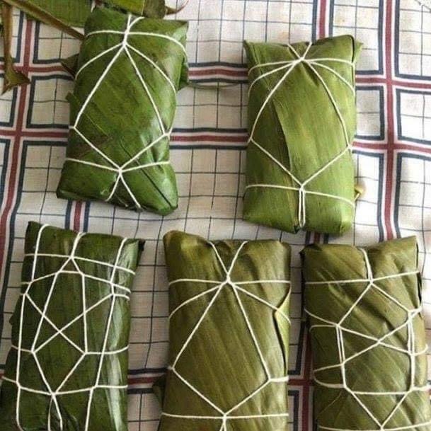 Mi mamá: Qué raro amarras los bollos…
Los bollos: