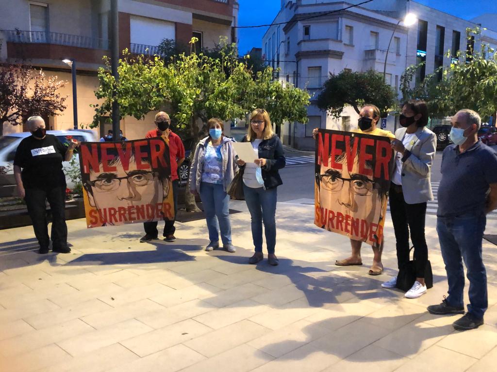 Lectura dels manifestos al  Perelló #FreePuigdemont No deixarem que el govern Caspos Español reprimeixi més al nostre President