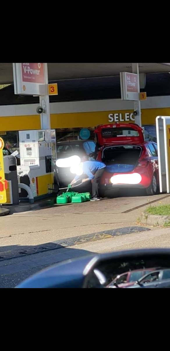 Play fair Mr <a href="/shell/">Shell</a> garage
Why is this amount allowed. Not only is it greedy surely its not safe to fill that many cans......
#share #enoughforeveryone #itsnottoiletroll