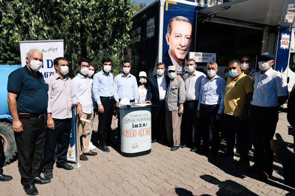 melekkerdogdu's tweet photo. Köprülü Mahallemizdeki semt pazarında Yüreğir Belediye Başakanımız Sn @fmkocaispir ve İlçe Başkanımız Sn @NFCengil ile  birlikte üye kayıt çalışması gerçekleştirdik.

@jsarieroglu @Yusuf_1SLAM  @akseyhmus01 @Didemkartlms https://t.co/aANujA8vIb