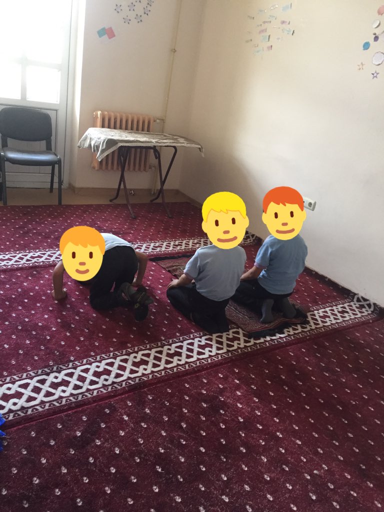 harmanelif35's tweet photo. Dersi zehir ettikten sonra namaz kılmaya gelmişlerrrrrrr😁 https://t.co/8JSLOQzAzt