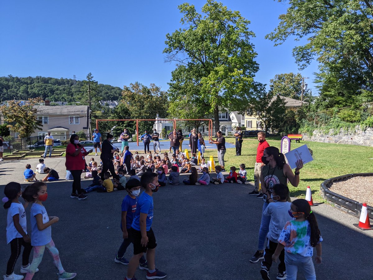 mpbaiocco's tweet photo. The @eufsd school community would like to thank our partners @HPFCharity for donating backpacks and supplies to our @dixsonschool students. #ElmsfordRocks https://t.co/kOiob1vwBu