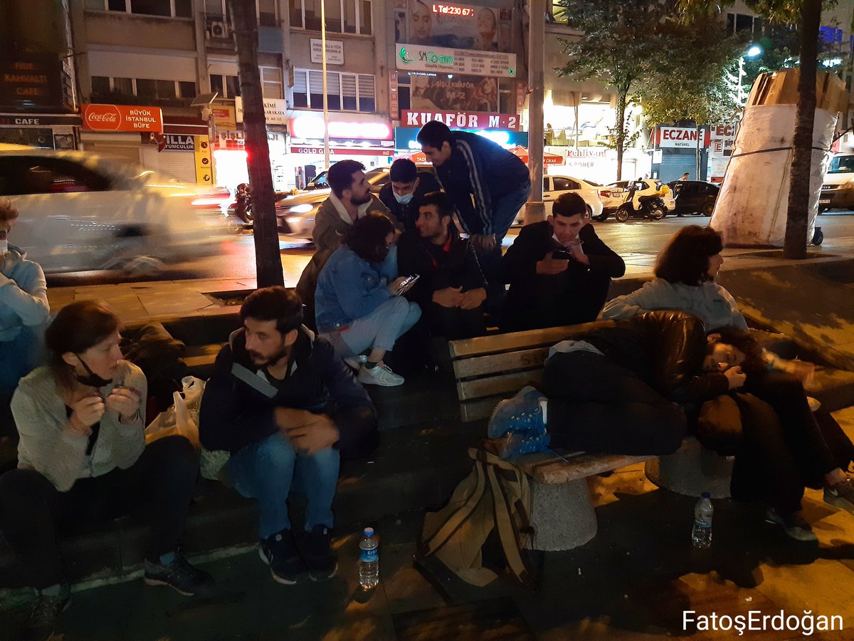 puleragema's tweet photo. Nöbetlerin 6. gününde Şişli’de sabahlayacak olan Barınamıyoruz Hareketi'nin çağrısı var.

"Milyonların barınma hakkı için sokaktayız,nöbetteyiz.
Dün #ÖğrencininTarafındayım diyerek barınamayanları gündeme taşıyan herkesi dayanışmaya bekliyoruz."
#Barınamıyoruz https://t.co/Gg8uQDLtvC