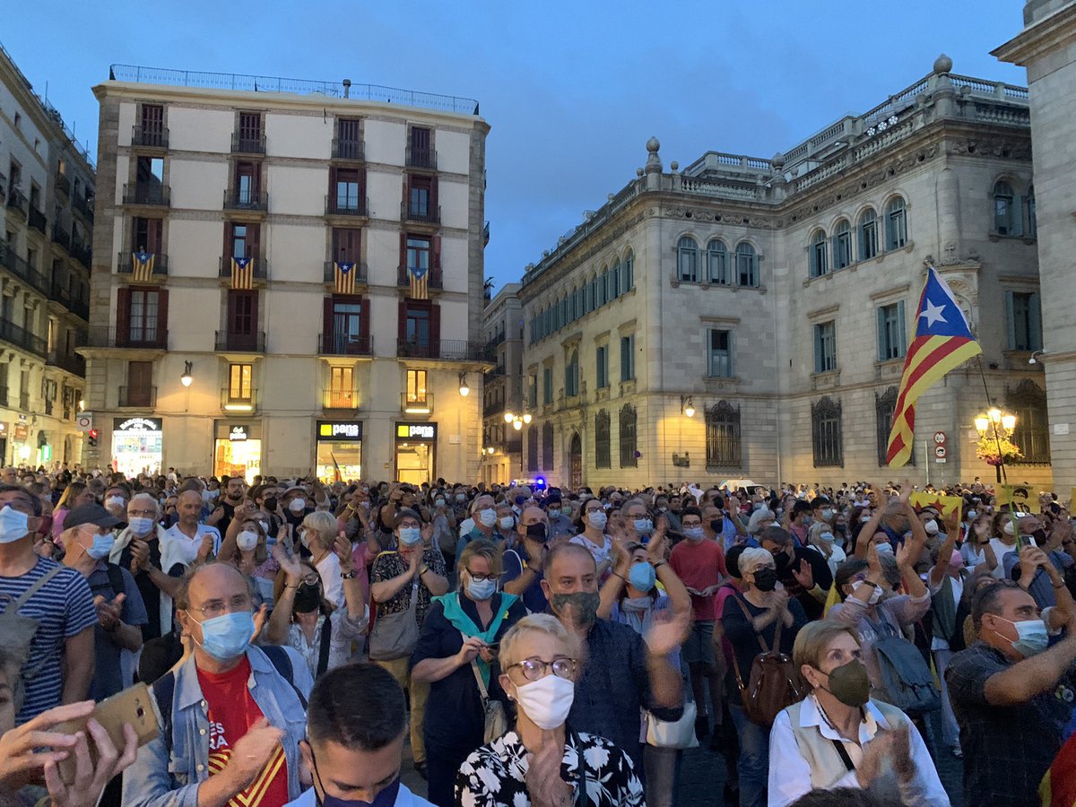 Avui el Procicat no ha recomanat tancar la plaça Sant Jaume?
#FreePuigdemont #ColauCagada