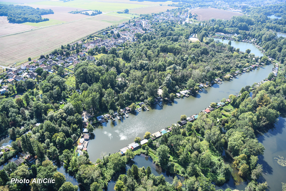AltiClic's tweet photo. #Baulne, un village d'un peu plus de 1300 habitants au bord de l'#Essonne, limitrophe avec la commune de #LaFertéAlais. #photoaerienne #aerialphoto #alticlic #helicoptere https://t.co/epAkiOUkIp