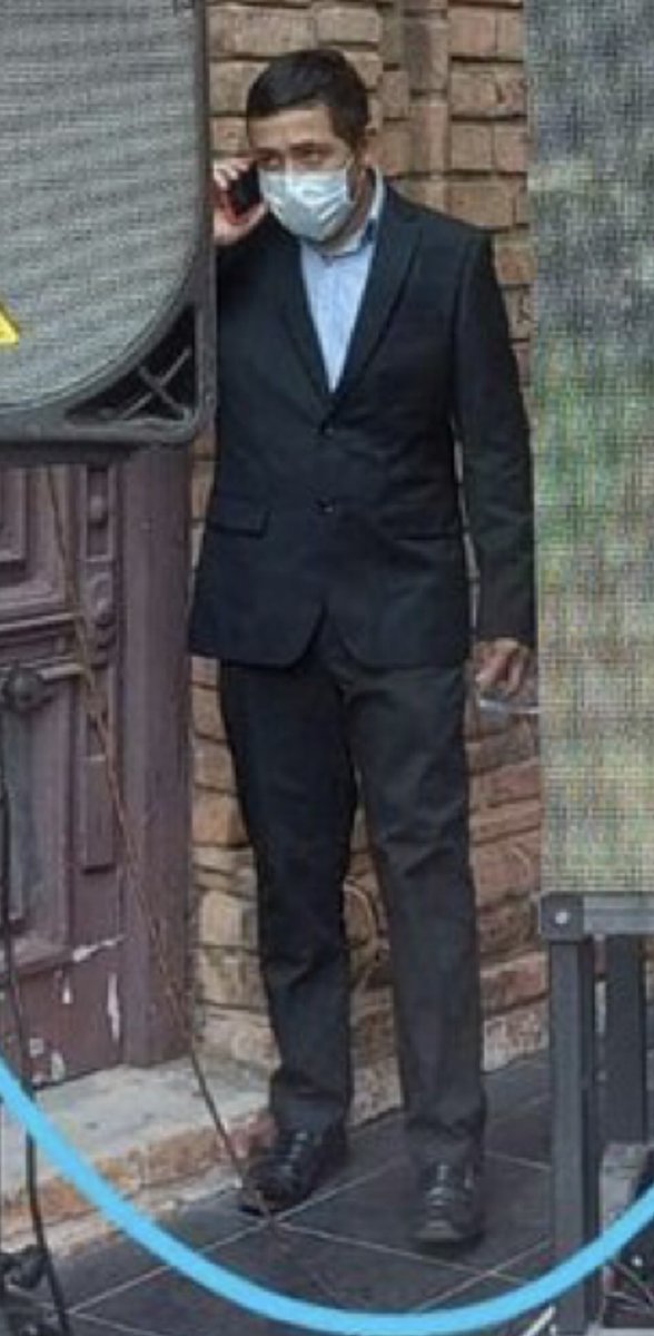 Este cruceño de la <a href="/GobSantaCruz/">Gobernación de Santa Cruz</a> es el individuo que bajó la #wiphala -símbolo patrio de Bolivia- que fue izada por el vicepresidente <a href="/LaramaDavid/">David Choquehuanca</a> en la plaza principal de Santa Cruz. 
#TenemosLasImagenes como alguna vez decía la #PrensaBasura llamada <a href="/unitelboliviab/">UNITEL</a>