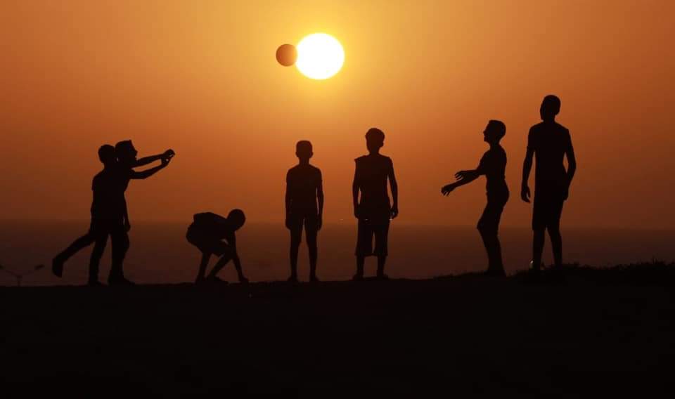 Palestinian boys play at sunset in northern Gaza.
📸 Majdi Fathi