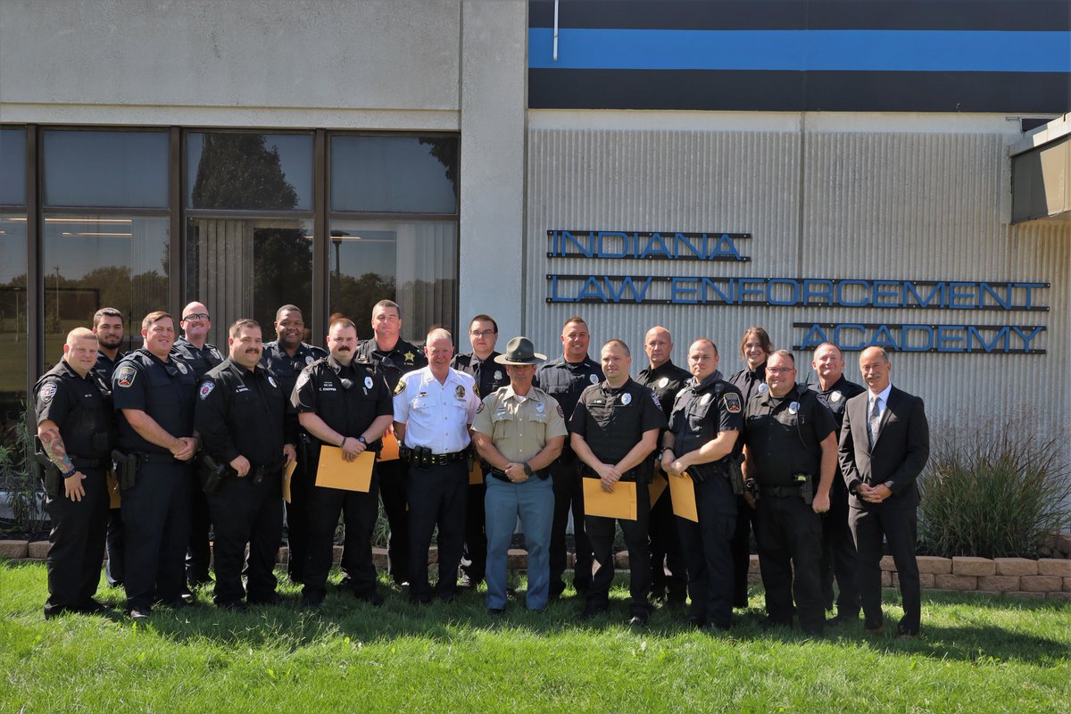 IndianaLawEnfo1's tweet photo. Tier II group photo one last time after graduation today!
Congratulations Tier II! π¨πΈ #HospitalPolice #IndianaPolice #TierIIPolice #PublicServants #StaySafe #publicservice #protectandserve #FirstResponders @HomecroftPolice @IU_Health @ParkviewHealth https://t.co/ytbfIETBZB