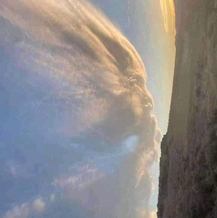 غيوم اليوم عرنة جبل الشيخ
كأن السماء تهمس للأرض