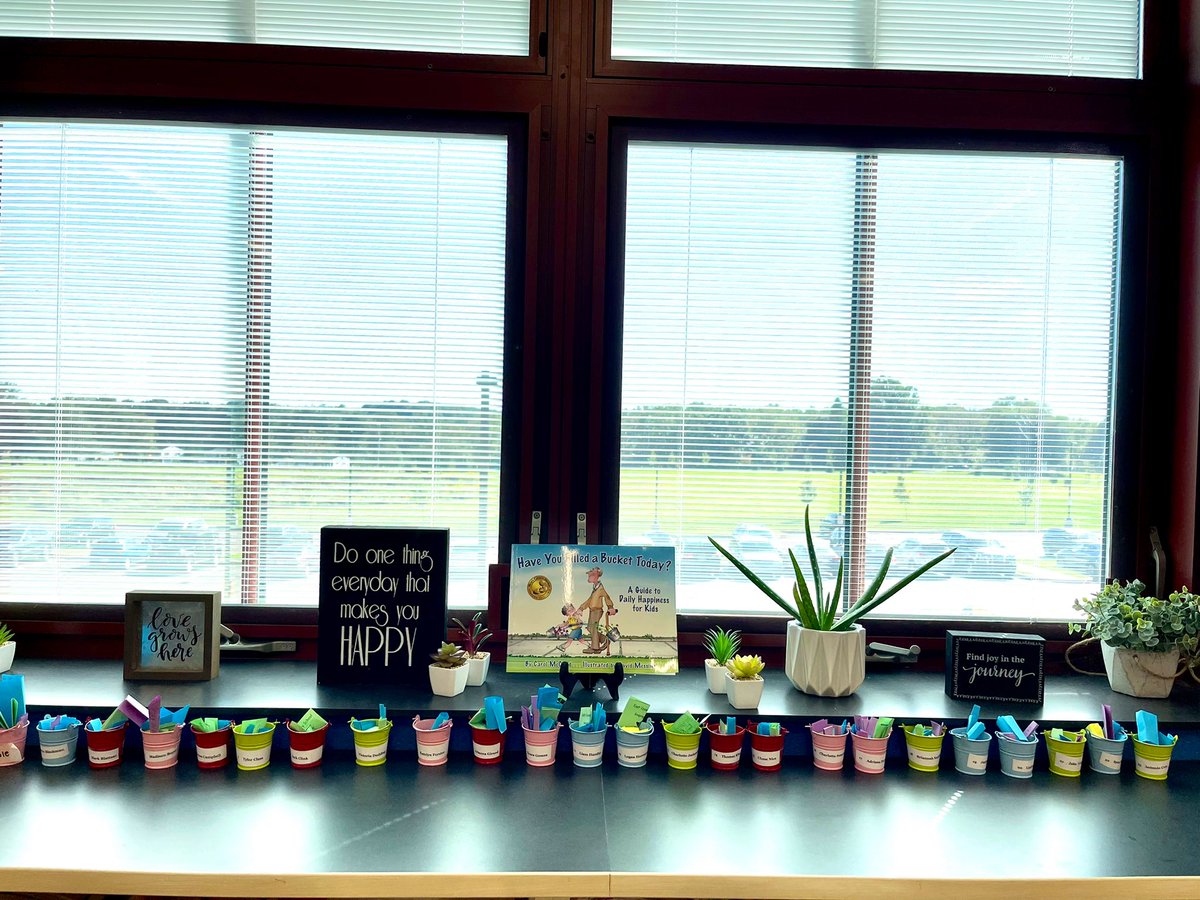 MissColeEC's tweet photo. Ended our week by filling one another’s buckets with overflowing kindness💛. Can’t wait to read our kindness notes Monday morning to start our week off feeling loved &amp; appreciated💛 #ECstrong @OJRSDEC https://t.co/cDWElvdhG7