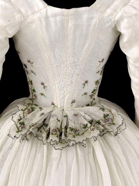 MadameGilflurt's tweet photo. This #frockingfabulous caraco and petticoat are cool cotton, embroidered with grapevines. One for the #fridaynightfrills crew, and look at that divine fichu too! C.1789,  via Palais Galliera, Musée de la Mode de la Ville de Paris. https://t.co/WOIHS8KTY4