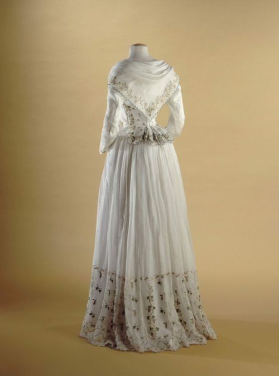 MadameGilflurt's tweet photo. This #frockingfabulous caraco and petticoat are cool cotton, embroidered with grapevines. One for the #fridaynightfrills crew, and look at that divine fichu too! C.1789,  via Palais Galliera, Musée de la Mode de la Ville de Paris. https://t.co/WOIHS8KTY4