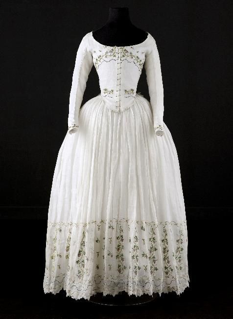 MadameGilflurt's tweet photo. This #frockingfabulous caraco and petticoat are cool cotton, embroidered with grapevines. One for the #fridaynightfrills crew, and look at that divine fichu too! C.1789,  via Palais Galliera, Musée de la Mode de la Ville de Paris. https://t.co/WOIHS8KTY4