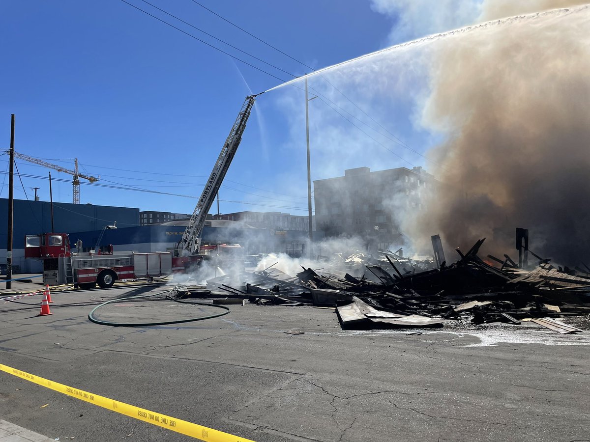 whoisroo's tweet photo. Huge fire across the street from my work. The whole building burned down. @PDXFire @KGWNews https://t.co/jOCJ6S7nsg