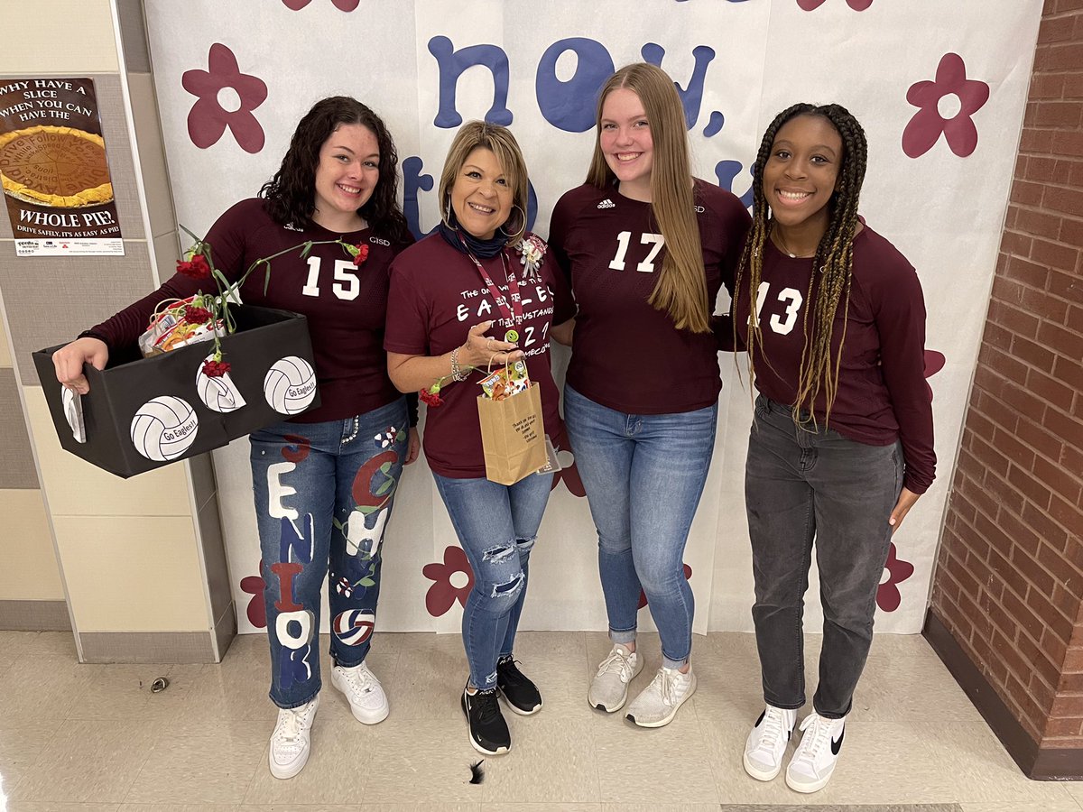 RHS_EagleVBALL's tweet photo. Just a little HOCO/Teacher Appreciation 😃❤️🦅🏐 Thank you to the custodial staff, front office secretaries, photojournalism workers &amp; bus drivers who ALL support our VB program!! We thank you all so much for everything our do for us! #WeR1 #MTXE https://t.co/hRJcWs4mHA