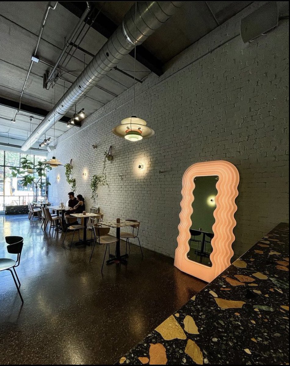 queenstreetwest's tweet image. What’s not to love about this space at @earlybirdbrew on #QueenWest? Can we talk about that mirror though? 🪞

📸: @where.there.toronto 
📍613 Queen St W
📞 647-348-2473
➡️ Open Wed-Sun 9am-4pm