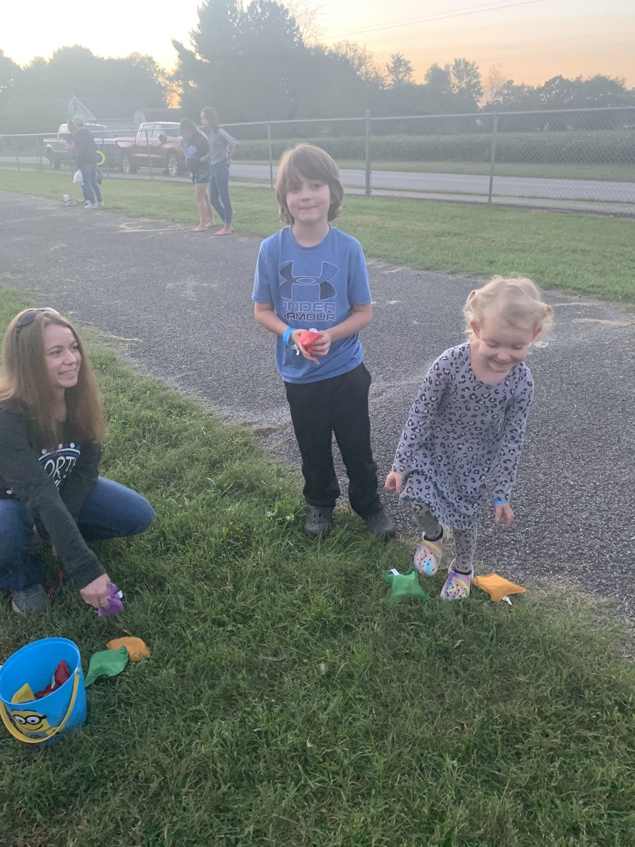 Sams_class's tweet photo. We had a wonderful turnout for our Fall Festival tonight. Thank you NWES PTO for all your hard work! @nweseagles https://t.co/xiNge1fdI0