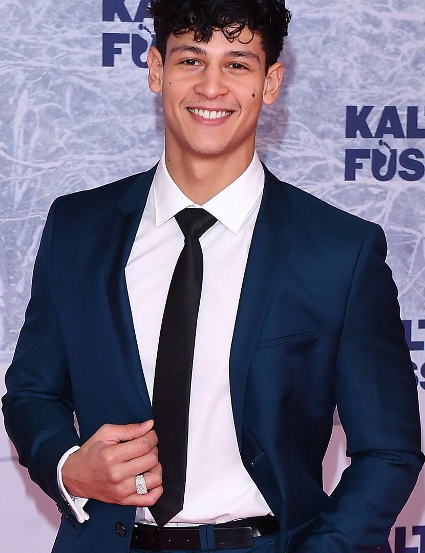 ThxGodImAWoman's tweet photo. And here we go again.... 😍🥰 Wishing my Corazon @PriscillaPetra1 a beautiful good Night with an Smile of Perfection... #EmilioSakraya #MrMuscle #GermanActor #GermanSinger #ThatSmile #Handsome #PurePerfection #ManCrushOfTheManCrushes https://t.co/dC4qbLuGBI