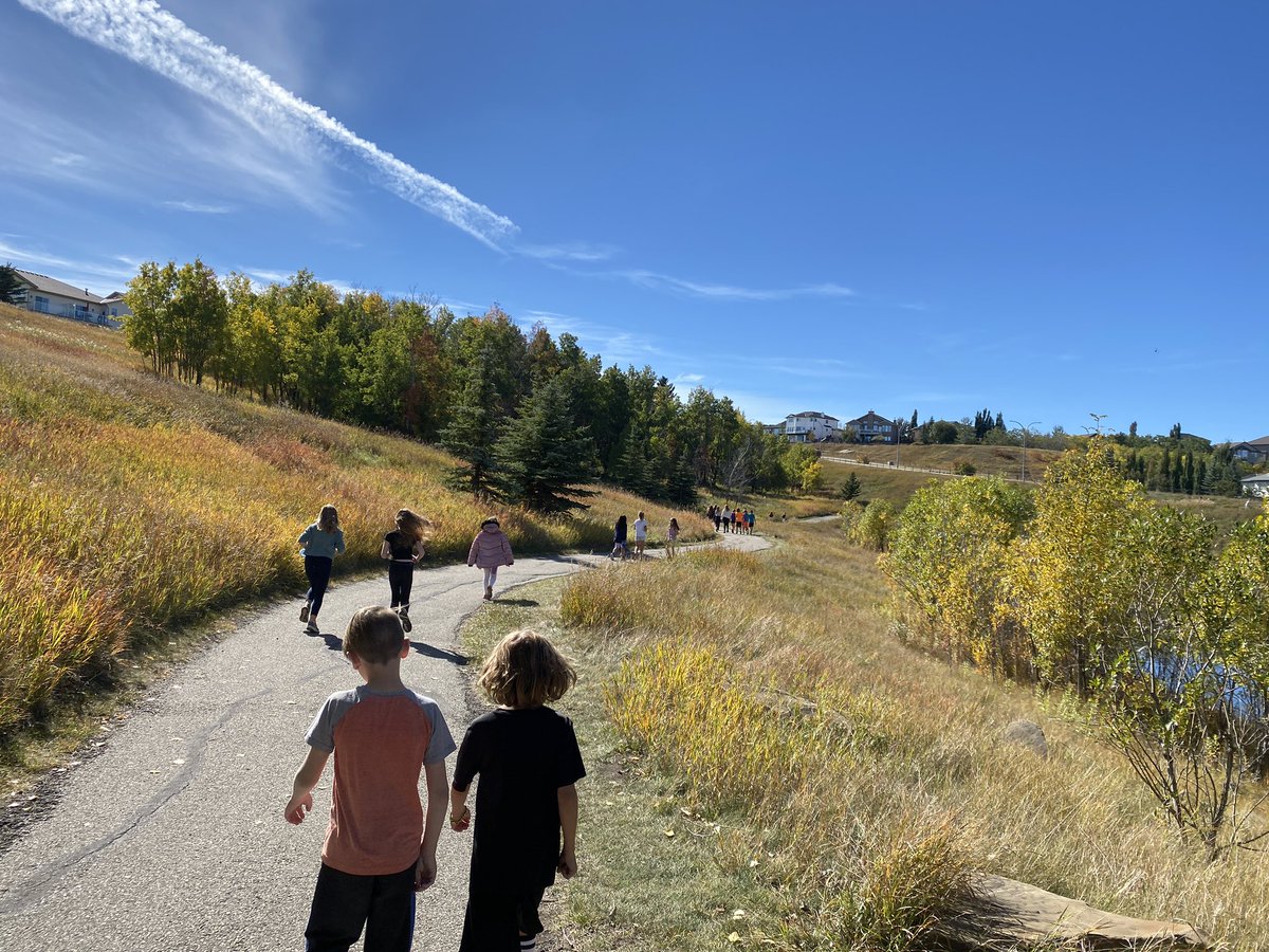 KatlinStrand's tweet photo. Such an amazing day for our Terry Fox run! @bigrockbadger @fsd38 #TerryFoxRun https://t.co/kAxup48I4V