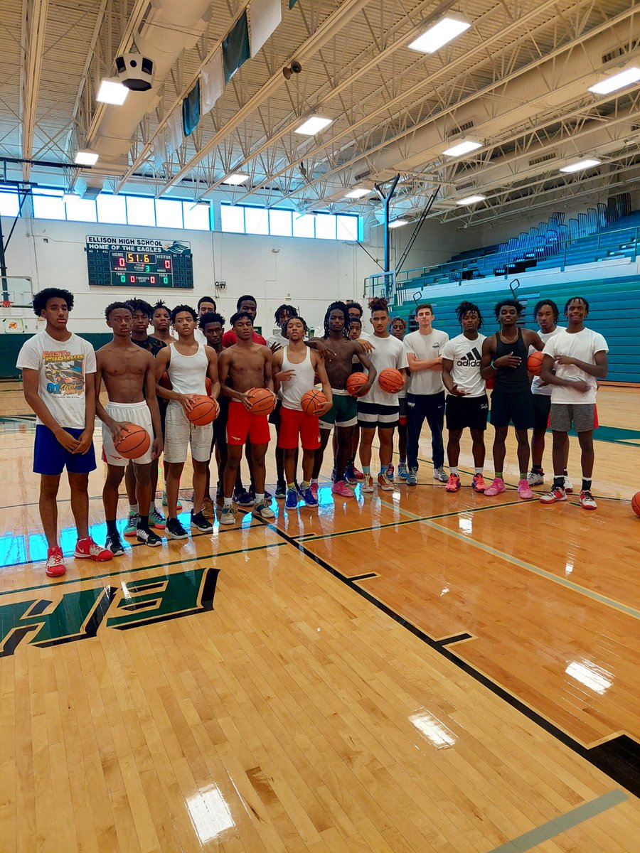 Stop #3 on the Texas Shooting Clinic Tour 📍 <a href="/EagleBoysBaske1/">EllisonEaglesBoysBasketball</a>. “Shooters Get Paid!” -<a href="/seemikedunn/">seemikedunn</a>